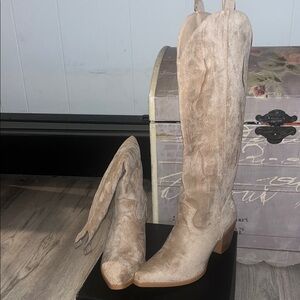 Elegant Beige Suede Heeled Boots